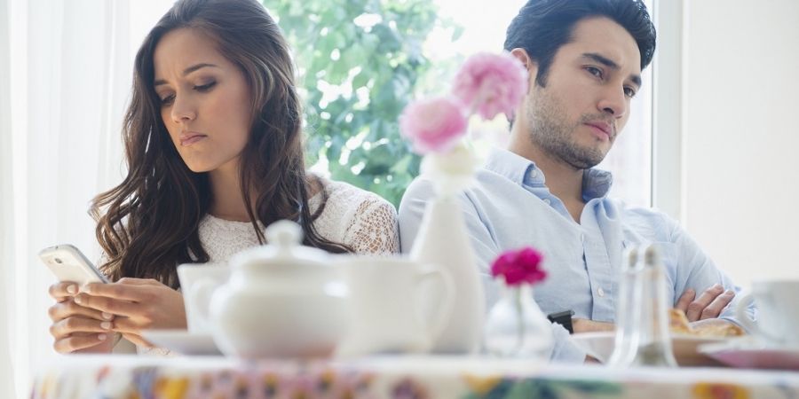 8-tekenen-dat-je-relatie-voorbij-is_img900.jpg
