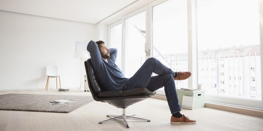 Zit-je-vaak-met-je-benen-over-elkaar-Dit-zegt-het-over-je_img900.jpg