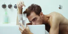 Thumbnail for article: Het is een feit: je kater wordt erger naarmate je ouder wordt