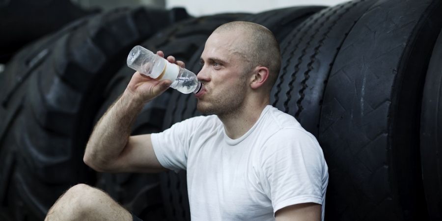 Waarom-het-hergebruiken-van-plastic-flesjes-eigenlijk-best-smerig-is_img900.jpg