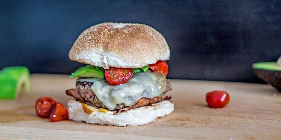 Weekend-cheat-Avocadoburger-met-cherrytomaten_img900.jpg