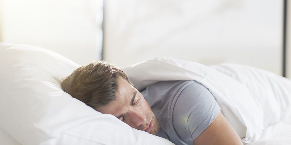 Lig-je-wakker-door-de-hitte-Zo-val-je-in-slaap.jpg
