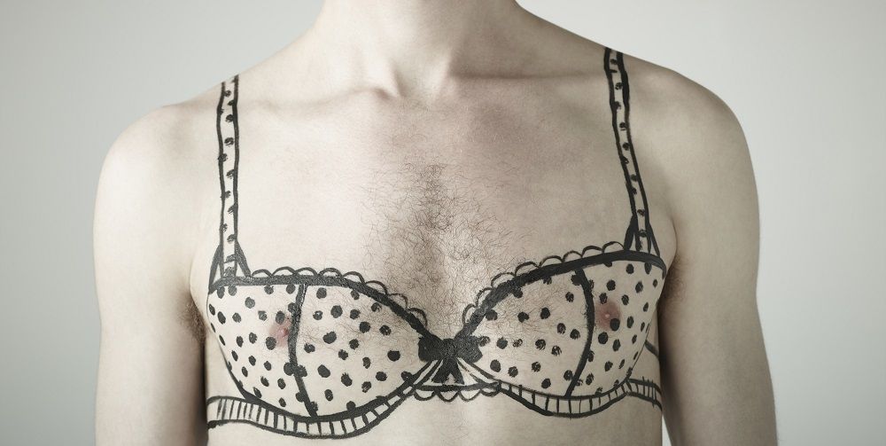 7-praktische-tips-om-je-manboobs-te-verbergen.jpg