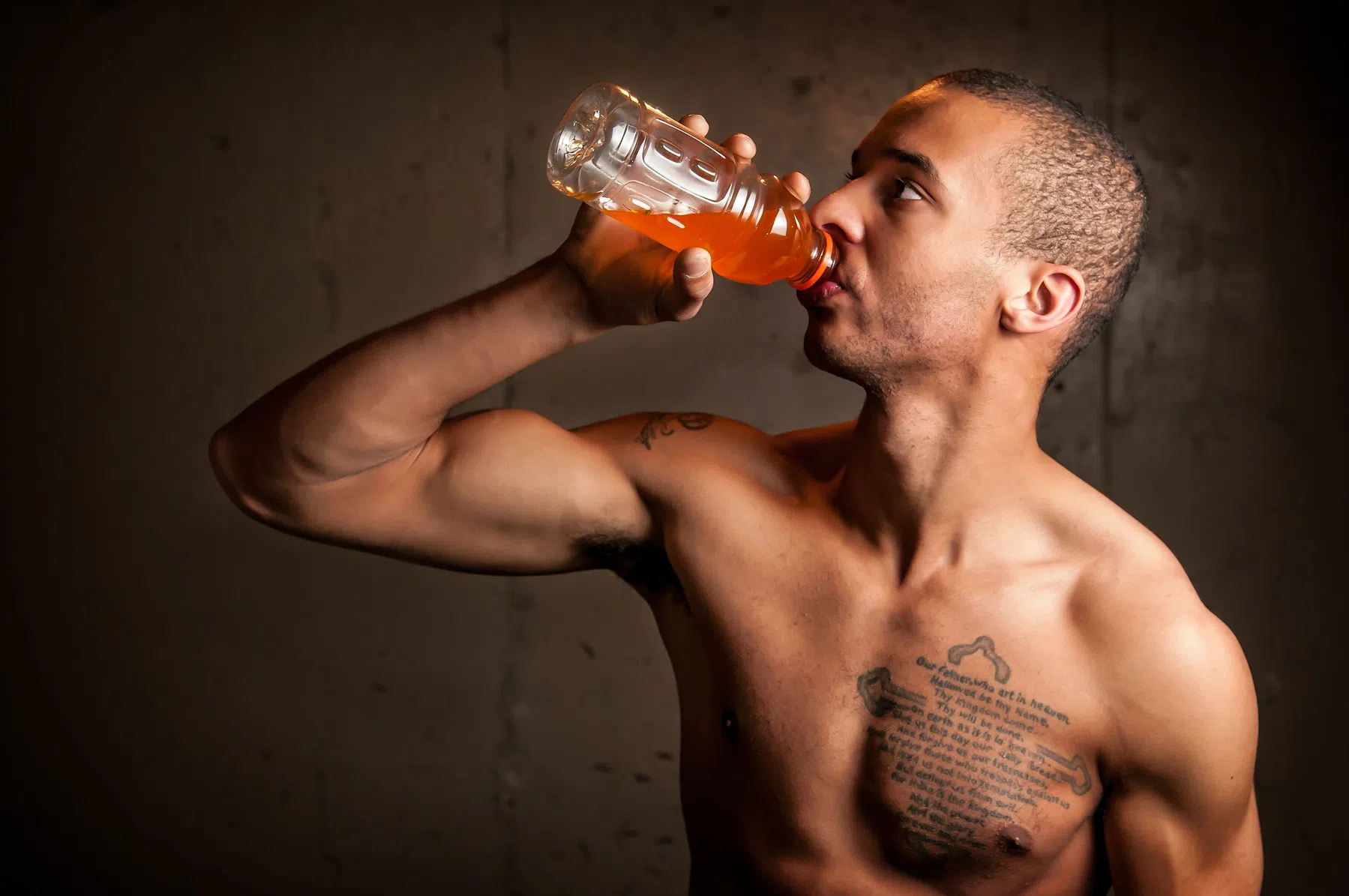 man drinkt sportdrank