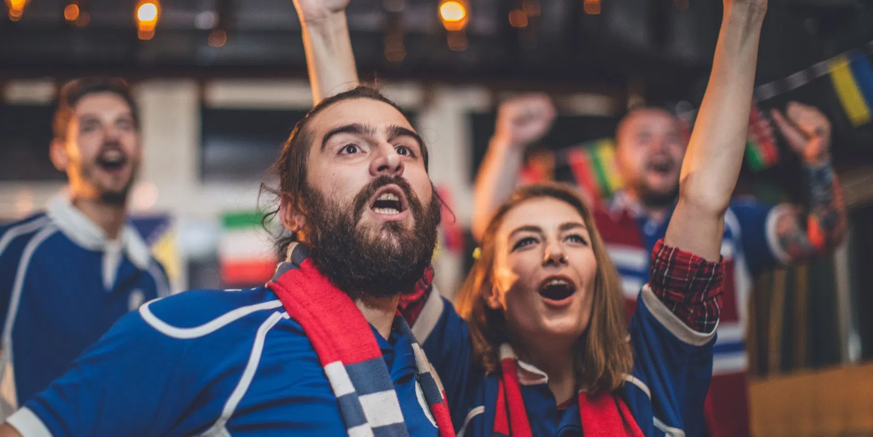 4-gegronde-redenen-waarom-jij-en-je-vriendin-vaker-samen-voetbal-moeten-kijken.jpg