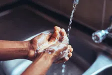 Thumbnail for article: Hoe lang moet je je handen wassen voordat alle bacteriën dood zijn?