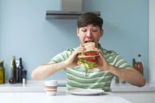 Thumbnail for article: 14 redenen waarom je maar niet kunt stoppen met eten