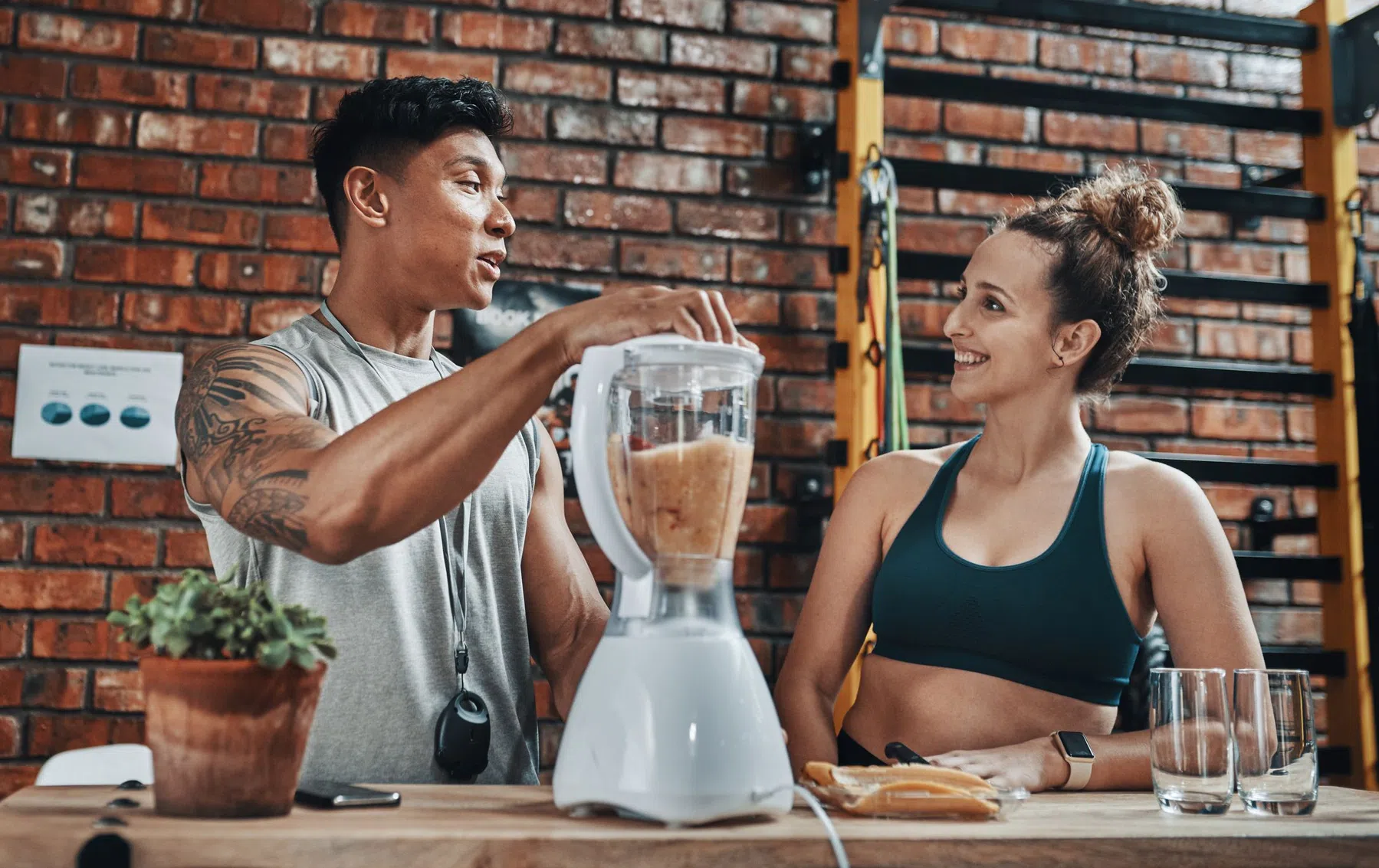 Man maakt bulk shake