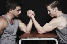 Thumbnail for article: Blessurevrije schouders? Train armpje drukken in de gym