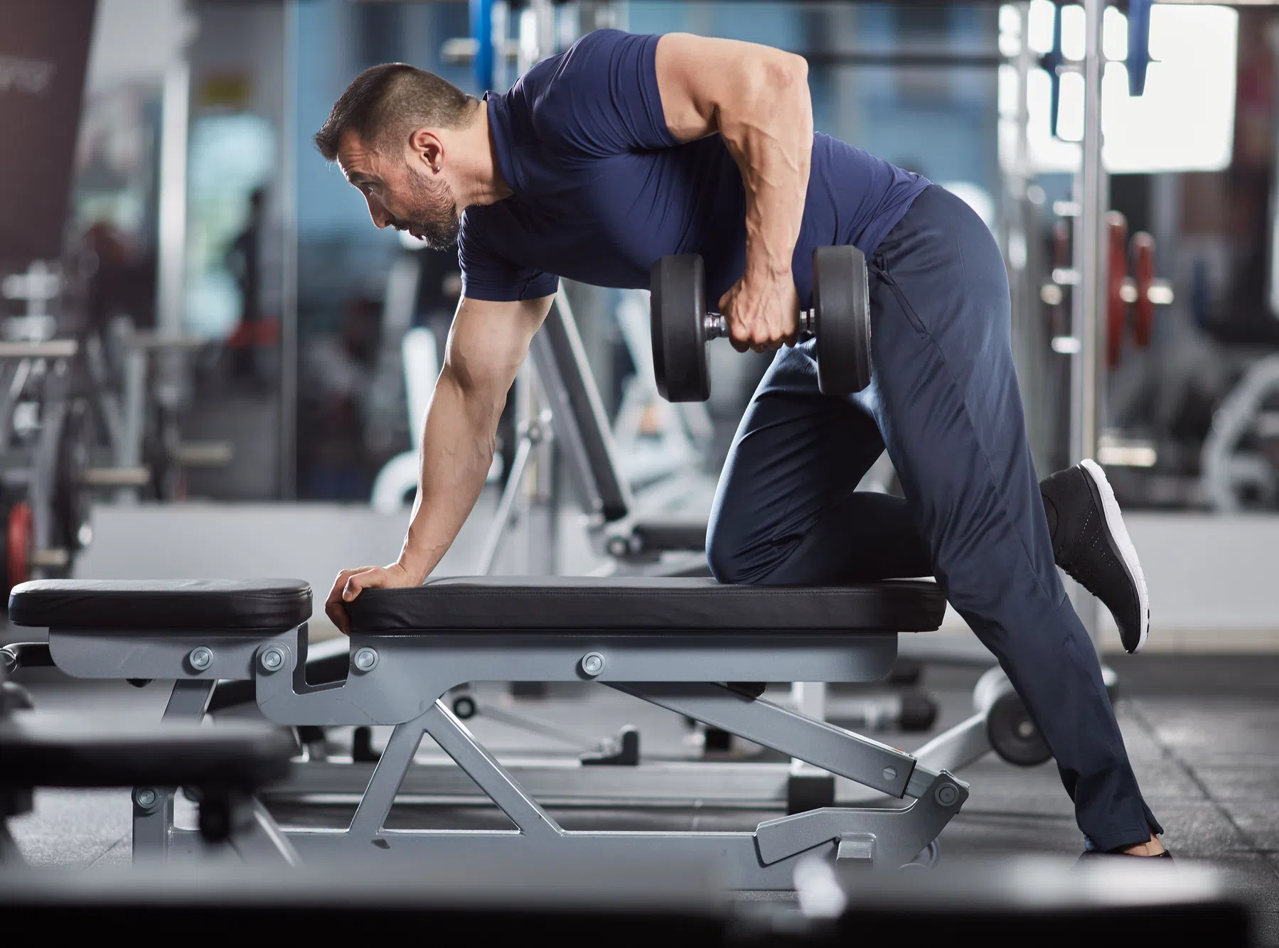 rug-oefeningen-gewichten-dumbbells-543189116.jpeg