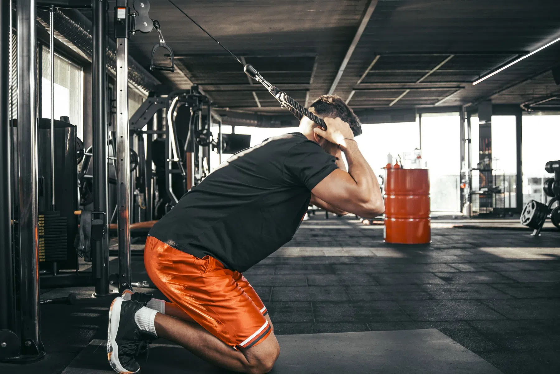 cable crunches, cable crunch, crunchen, chrunches uitleg, cable ab crunch, crunch oefening, cable side crunch.