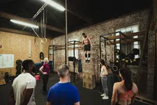 Thumbnail for article: Zo werd het wereldrecord zoveel mogelijk muscle-ups in één uur verbroken