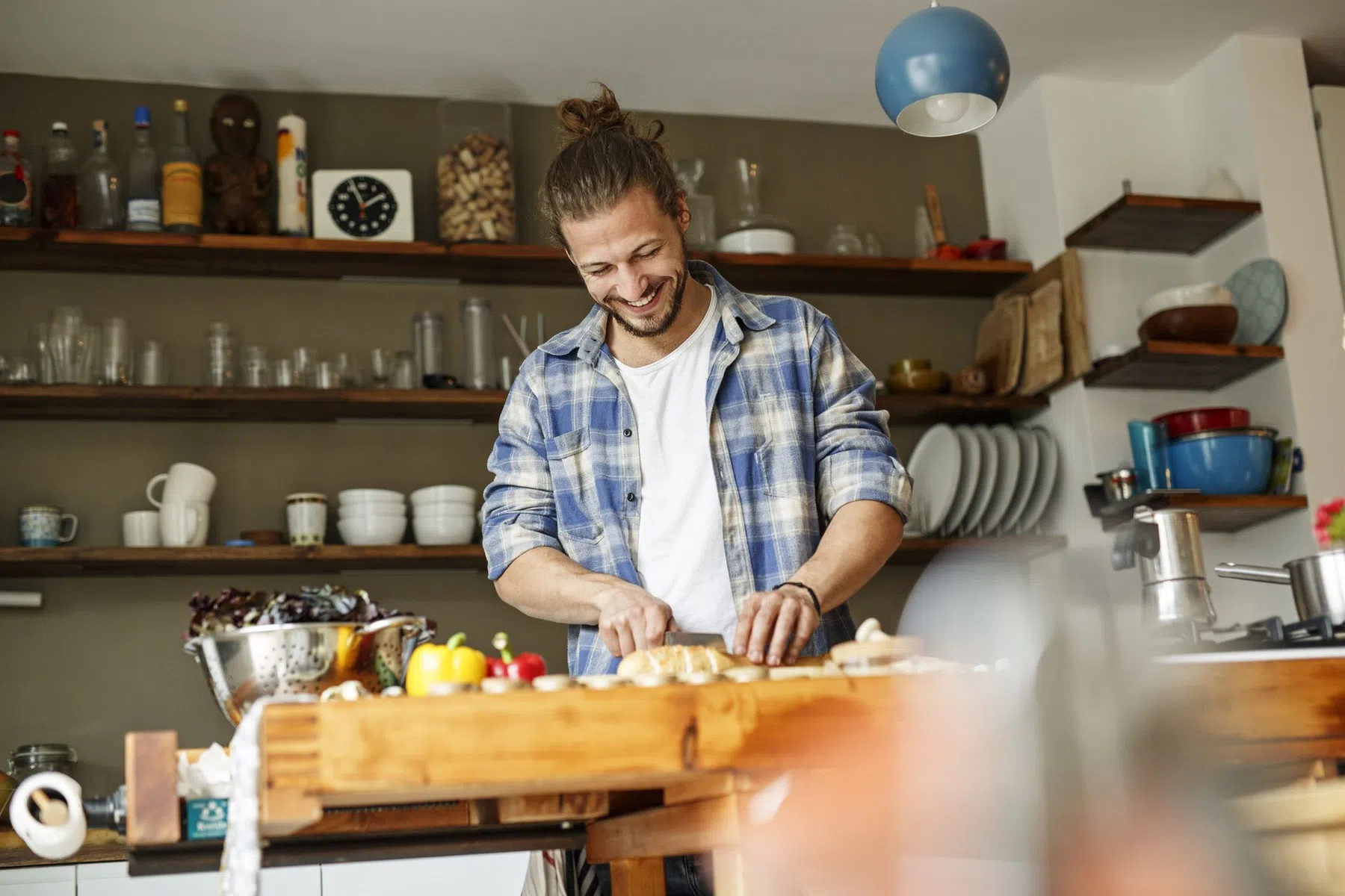 Man snijdt eten in de keuken