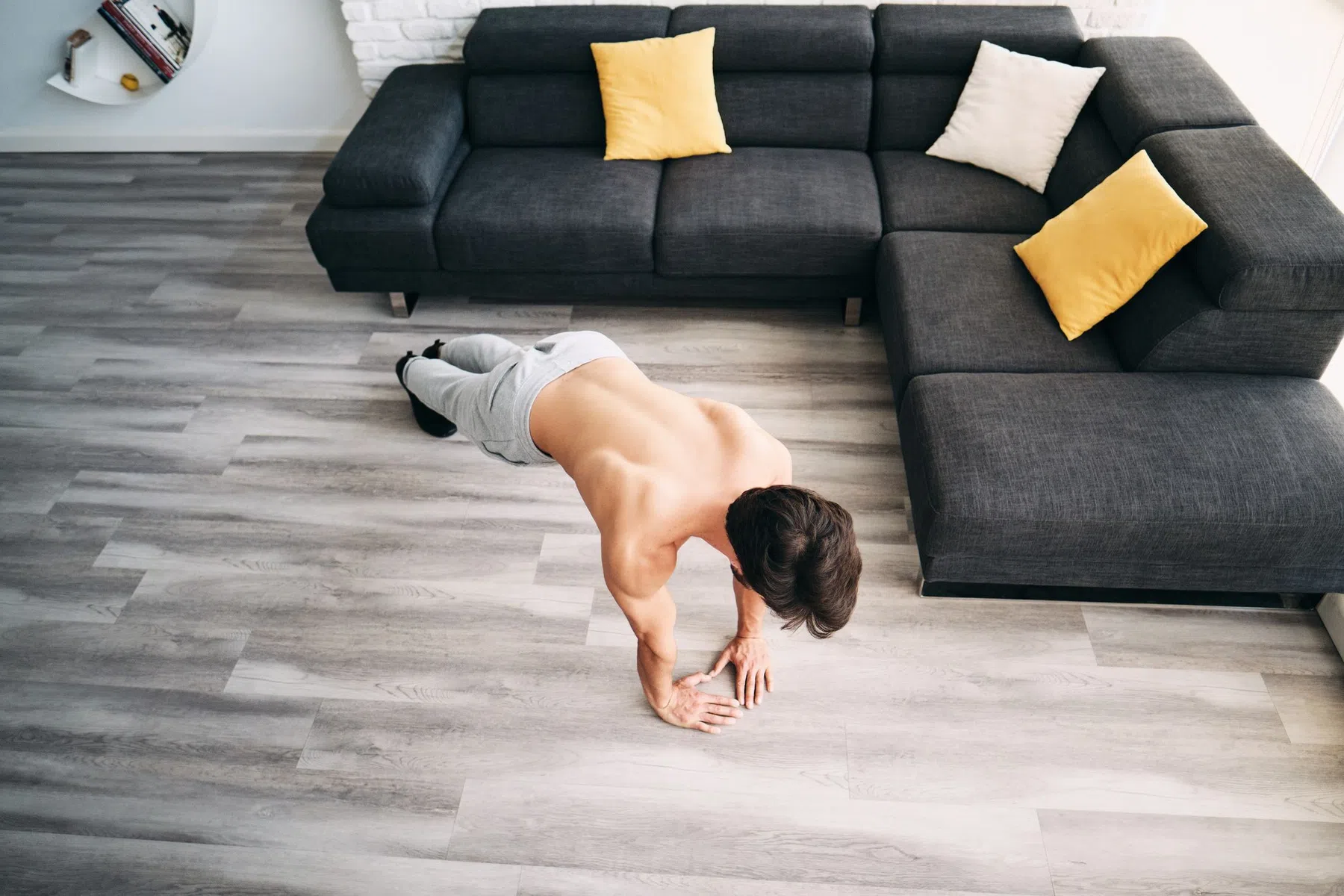 Man doet diamond push-ups thuis