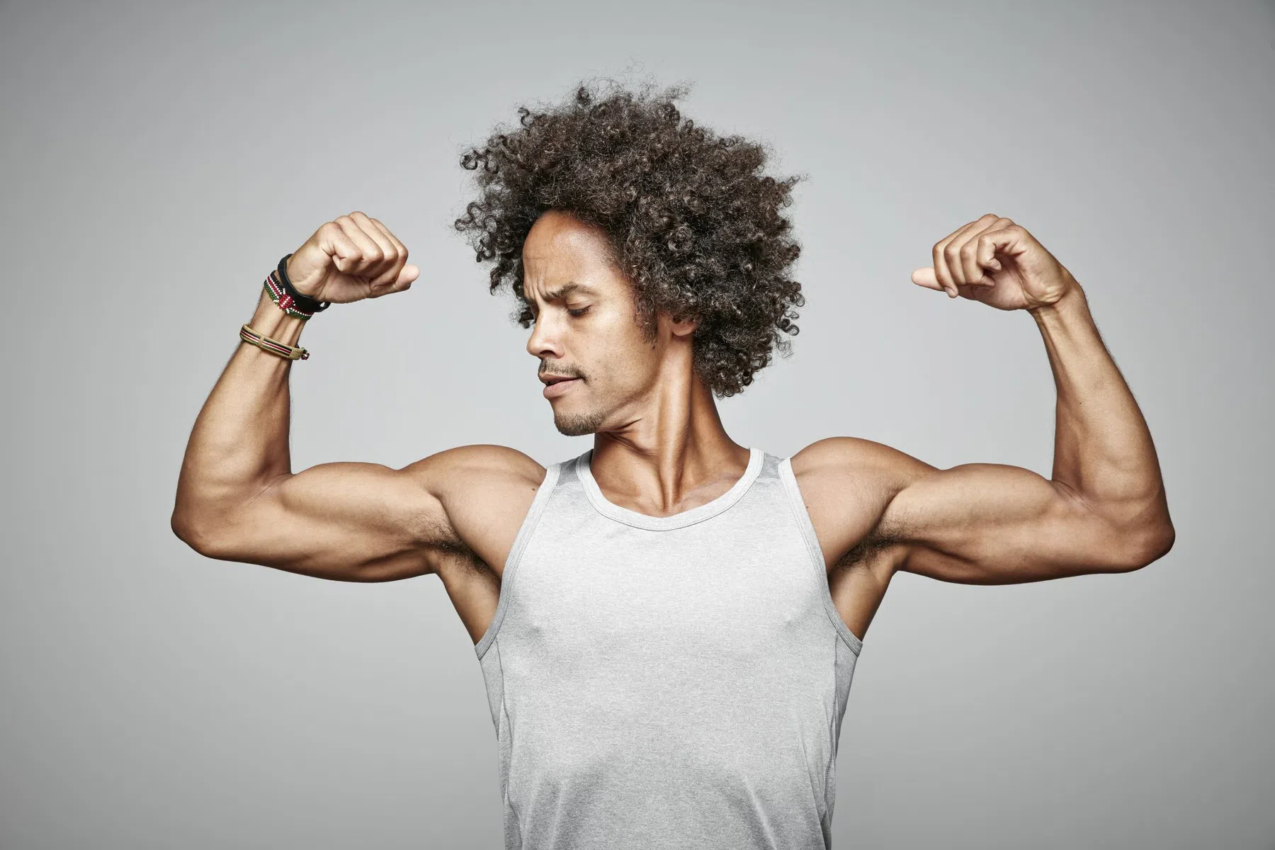 Jonge man flext z'n biceps