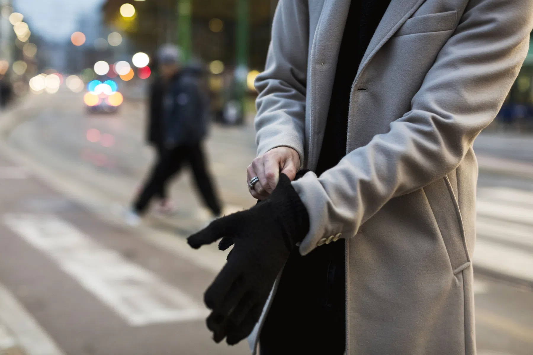 Man doet handschoen aan