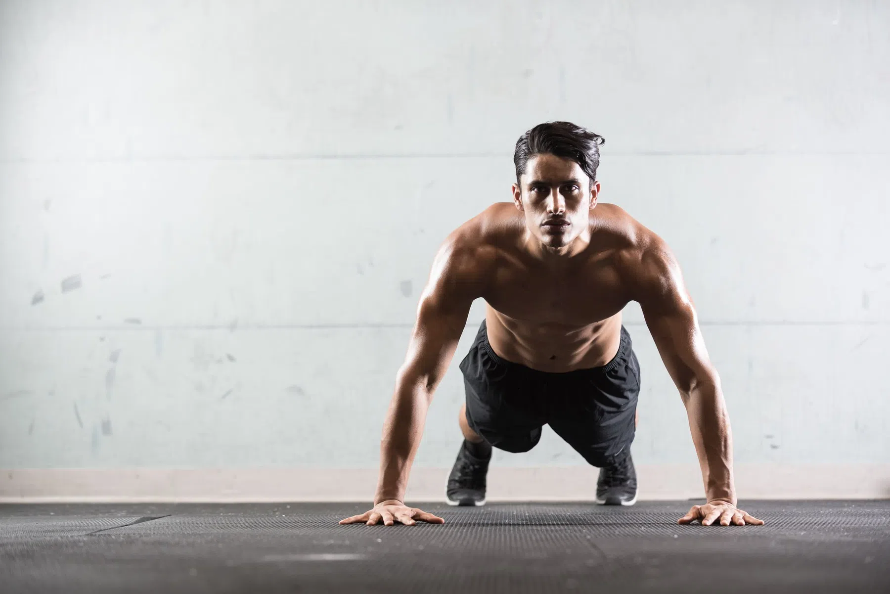 Man doet wide push-ups