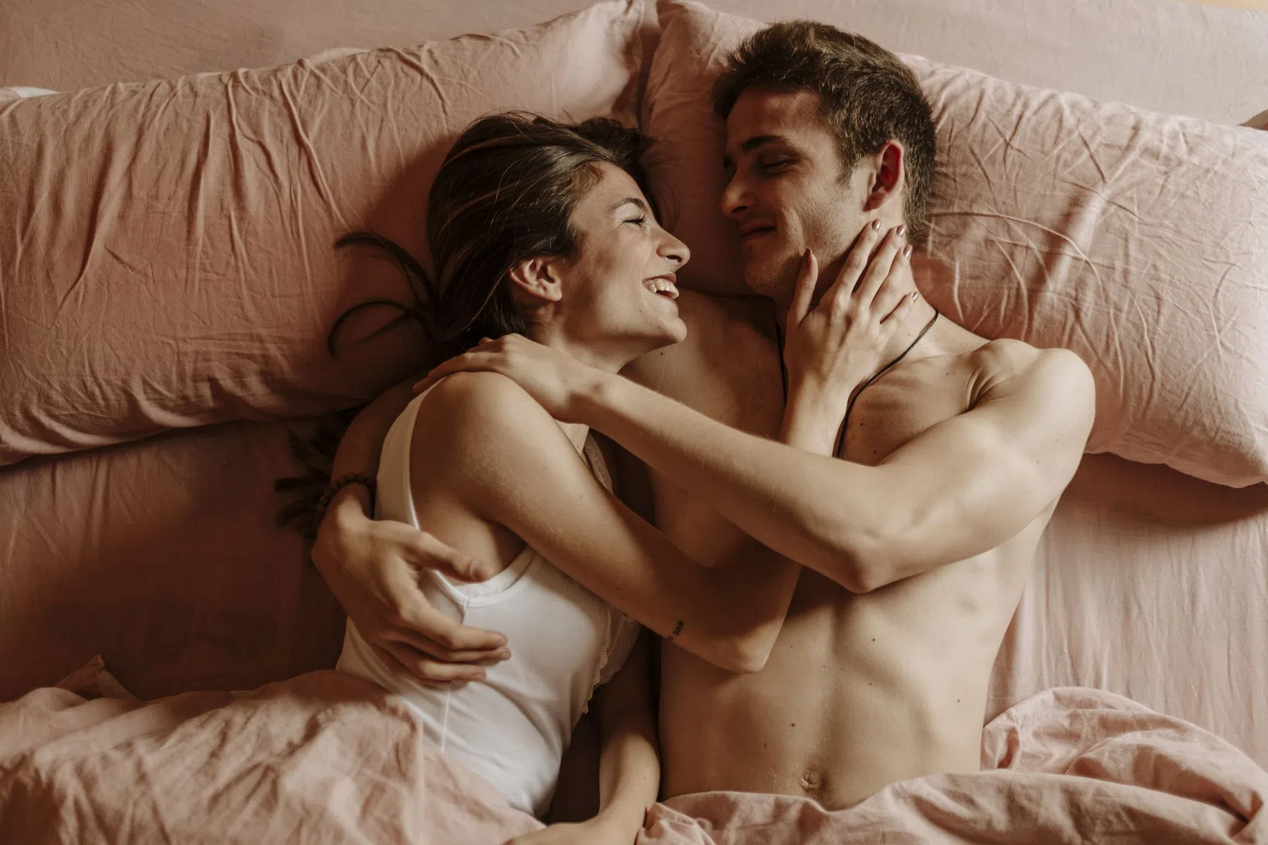 Jong koppel in bed