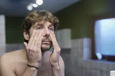 Thumbnail for article: Zo bestrijd je wallen onder je ogen op natuurlijke wijze