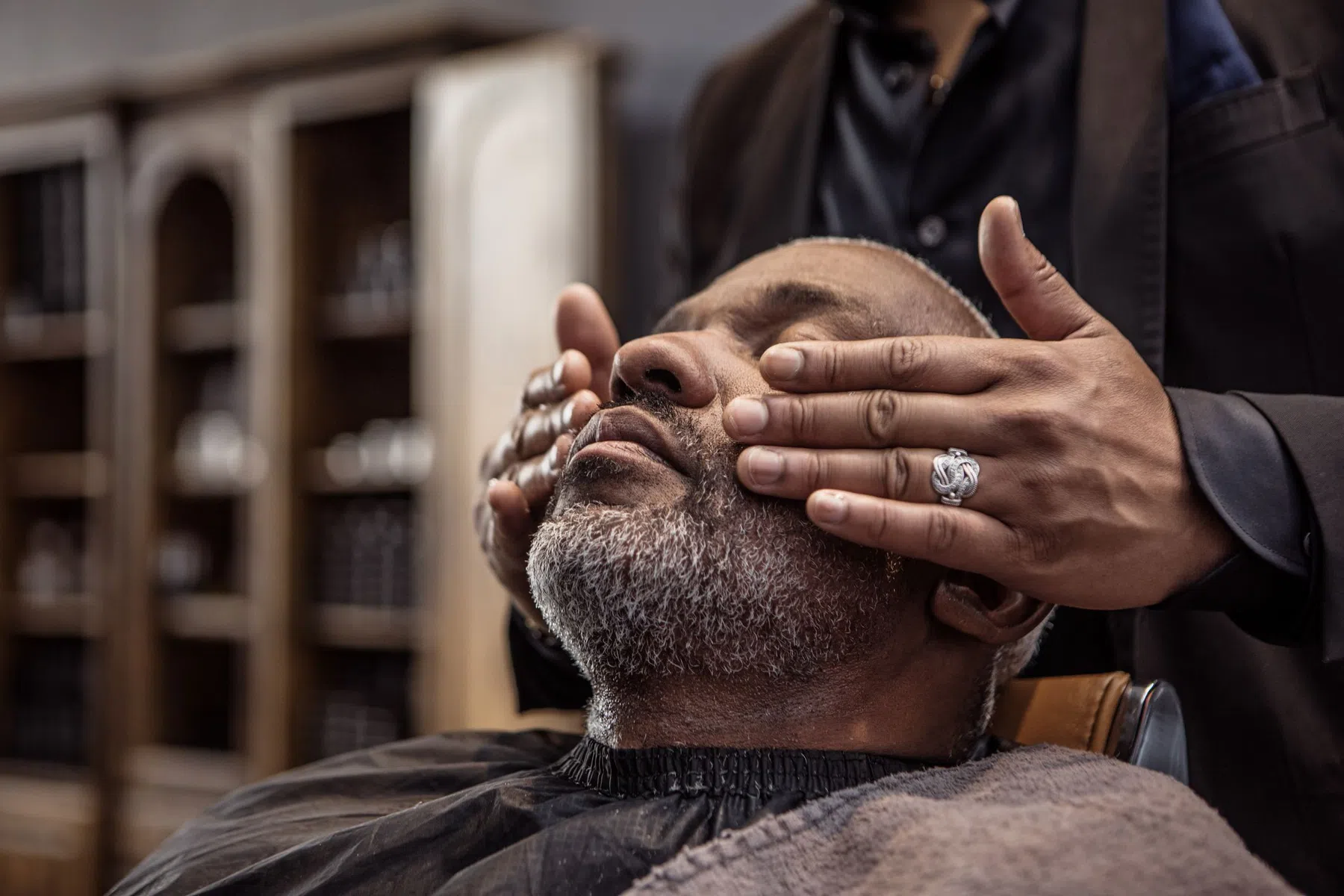 Man bij barbier