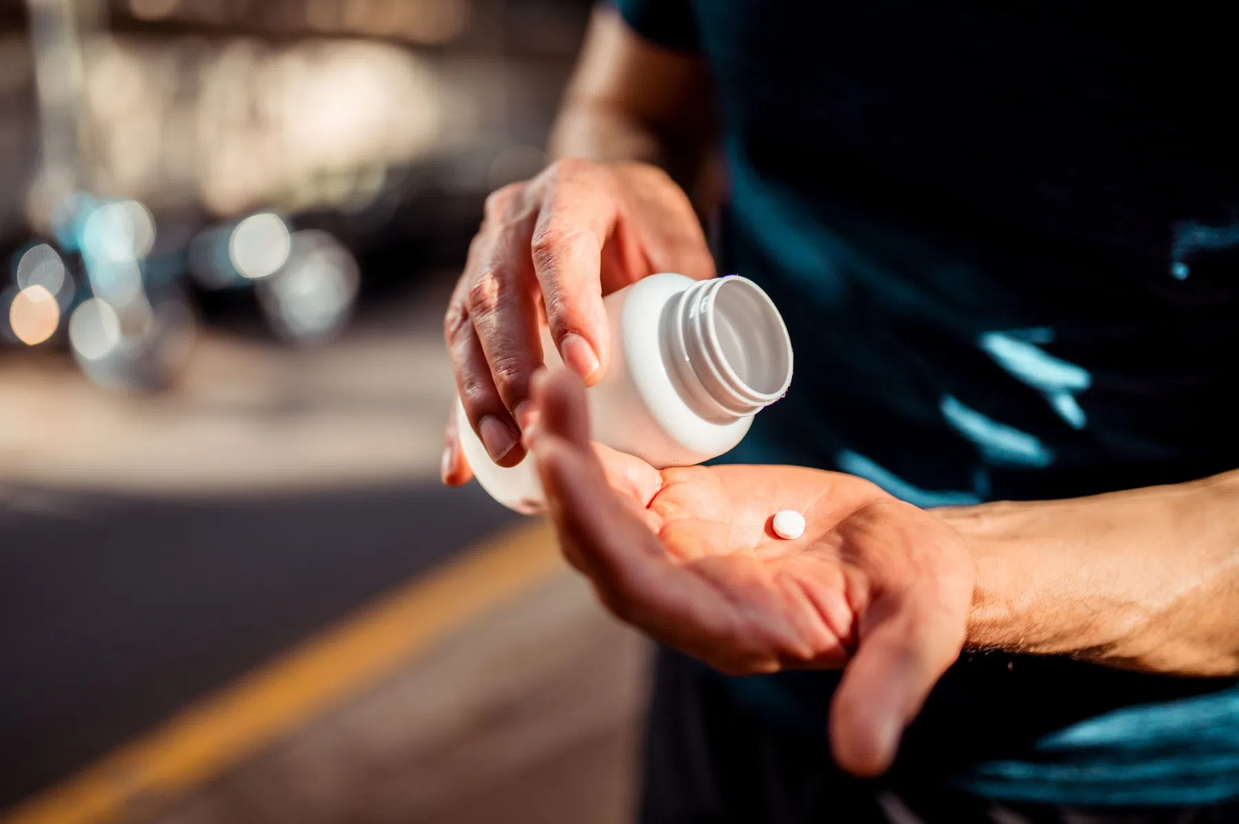 Man neemt een vitaminepil