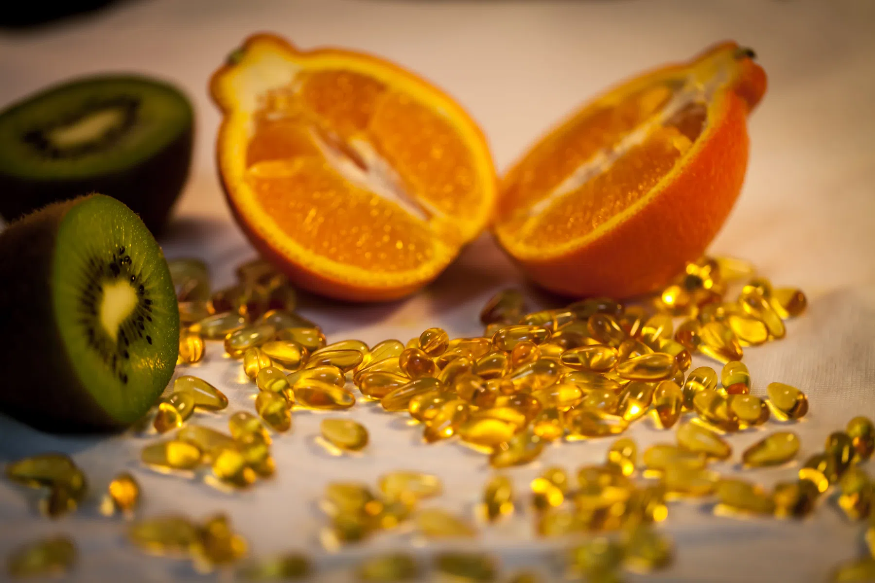 Kiwi, sinaasappel en vitaminepillen