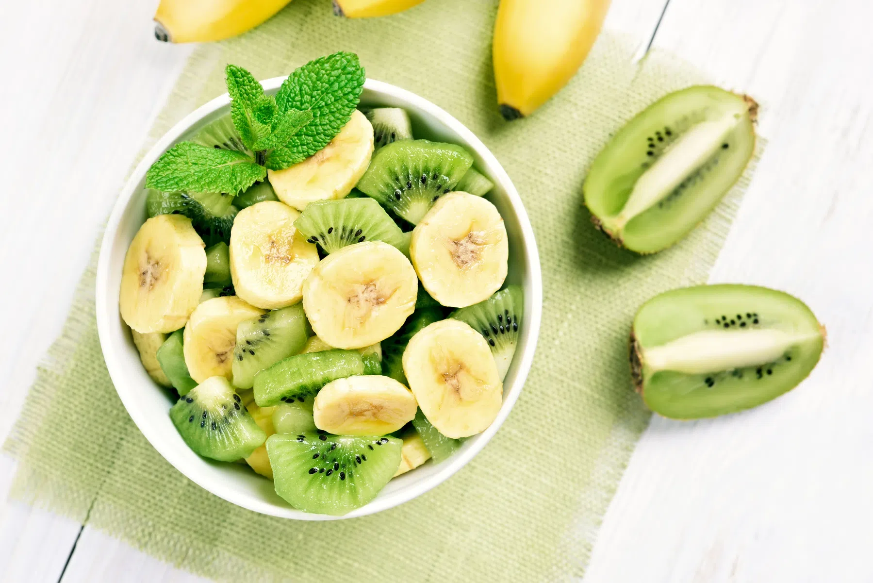 bakje met banaan en kiwi