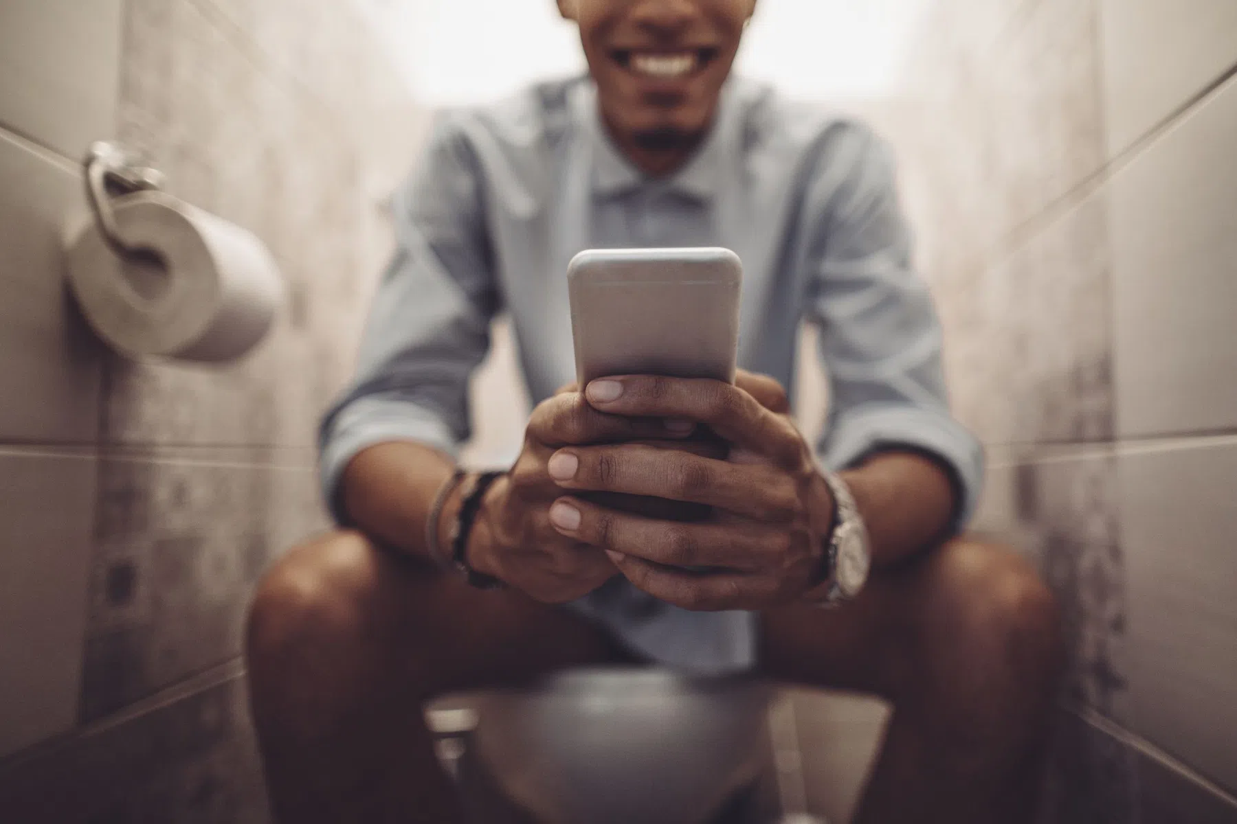 Waarom je niet te lang op de WC moet zitten