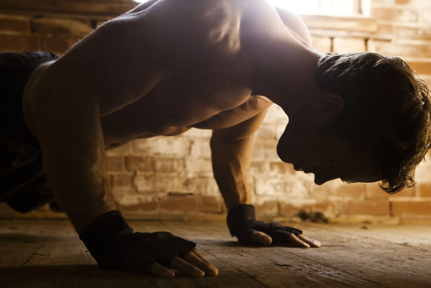 man doet push-ups