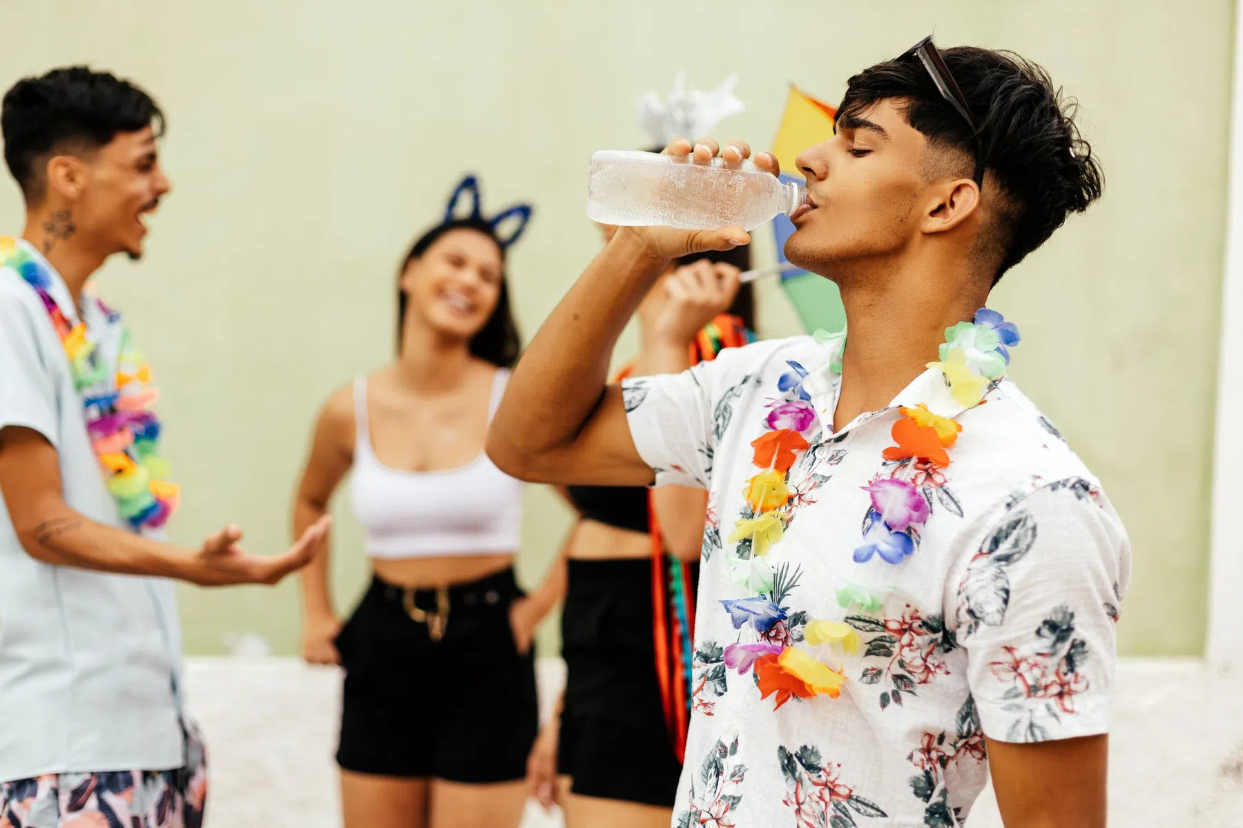 Man drinkt water op een feestje