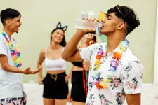 Thumbnail for article: Waarom iedereen weleens een alcoholloze maand kan gebruiken