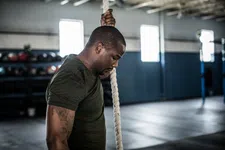 Thumbnail for article: Bewezen: tegen jezelf praten in de gym maakt je sterker