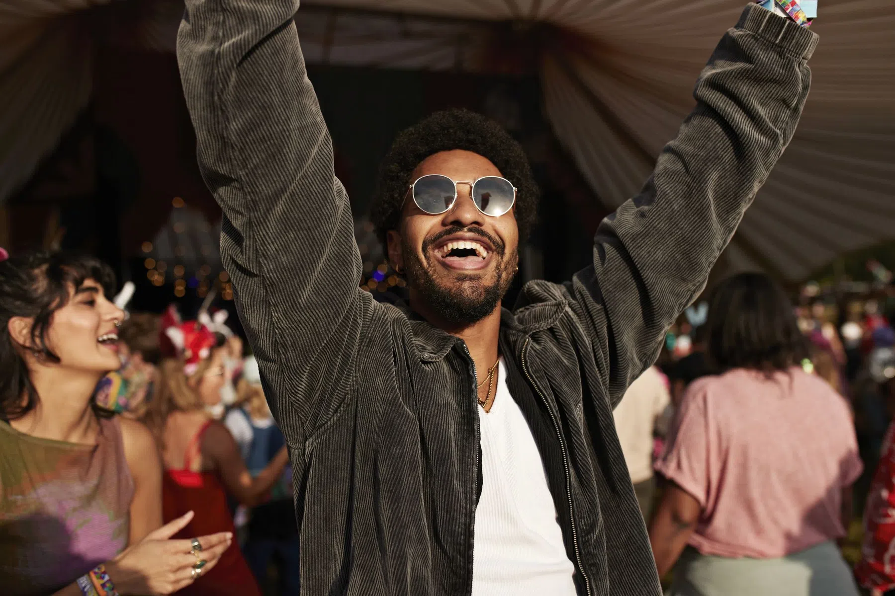 man op een festival