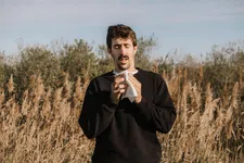 Thumbnail for article: Hierdoor krijg je op latere leeftijd pas last van hooikoorts