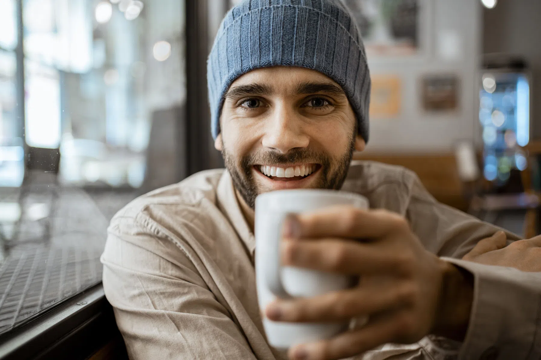 Deze 4 trucjes werken tegen verkleurde tanden door koffie