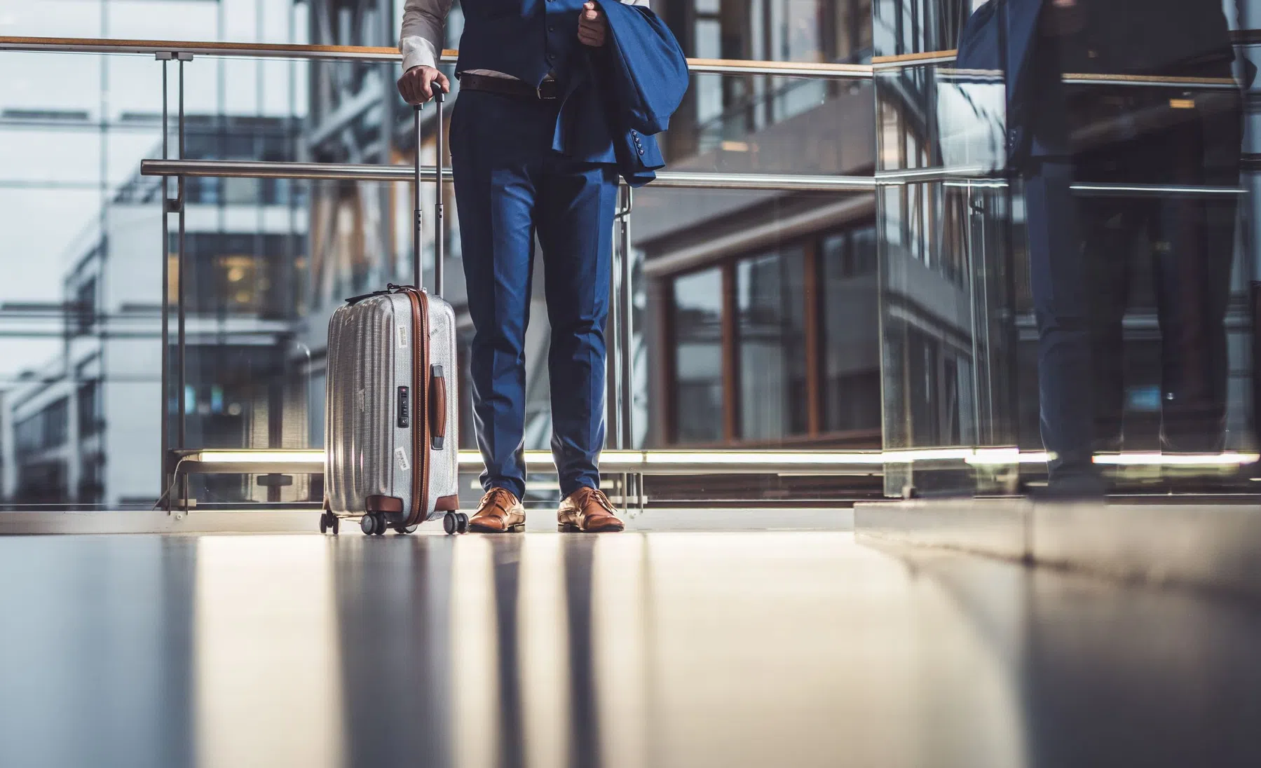 man met handbagage
