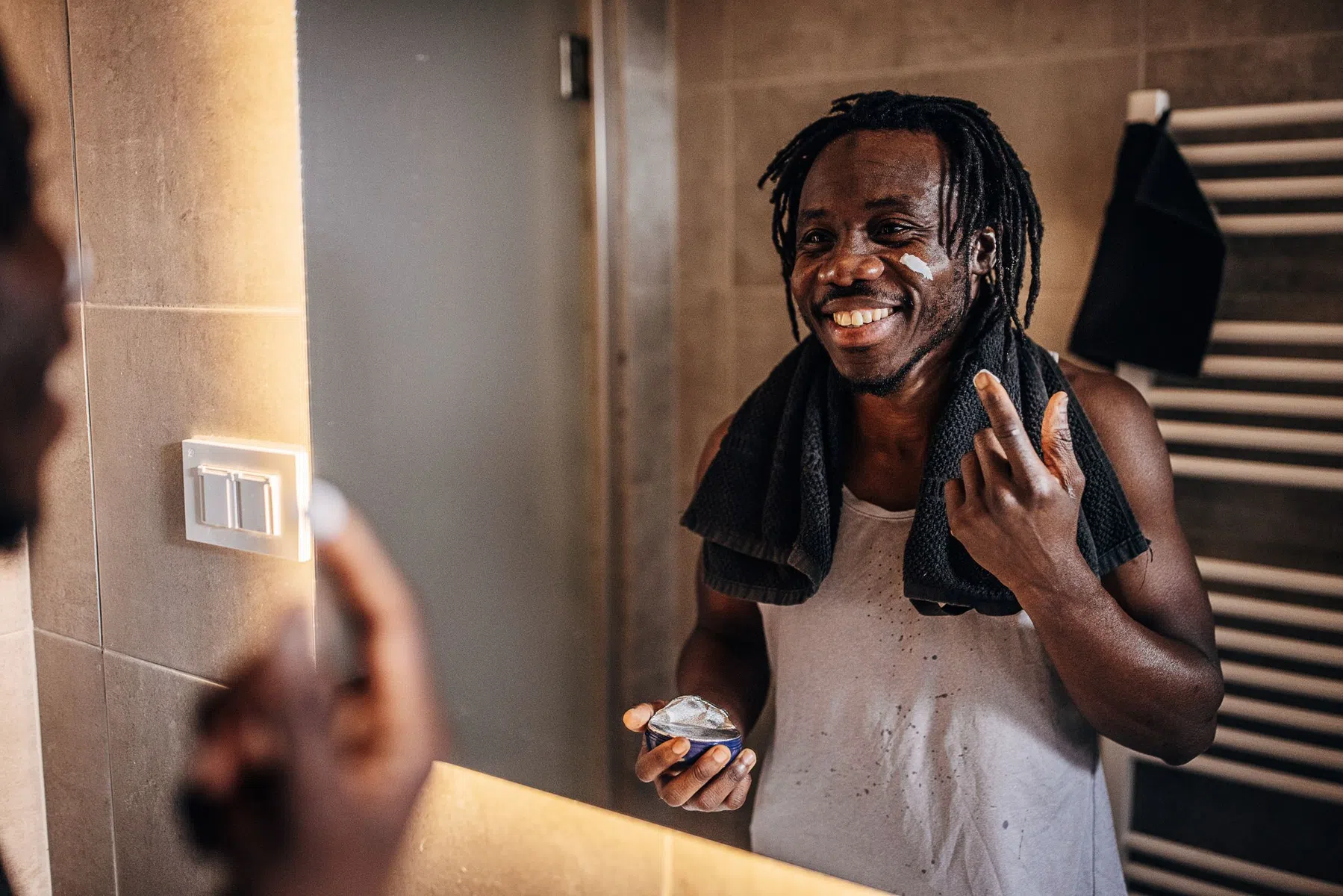 man met creme op zijn gezicht