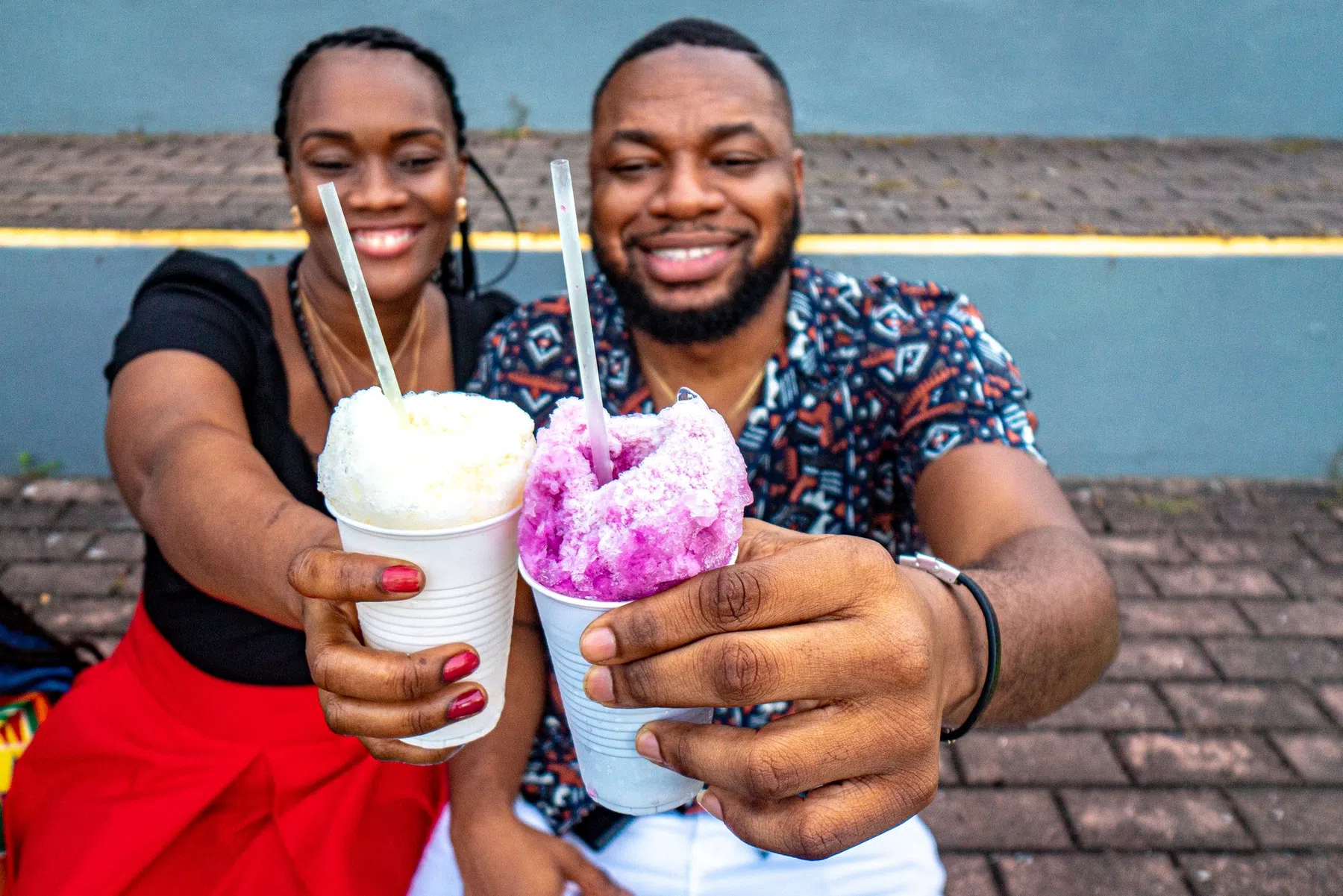 man en vrouw die slush puppies drinken
