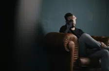 Thumbnail for article: Zelfdoding onder mannen: 'Vraag actief hoe het met de ander gaat'