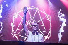 Thumbnail for article: Is deze routine hét geheim van de cover-transformatie van DJ Armin van Buuren? 