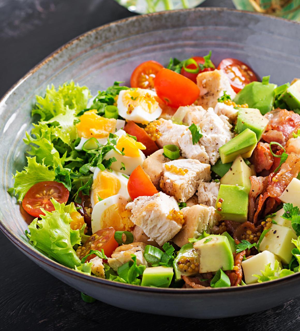 Genieten en groeien: maak deze eiwitrijke zomerse salade