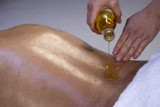 Thumbnail for article: Dit zijn de beste massageoliën op de markt voor een ontspannen (of sexy) massage