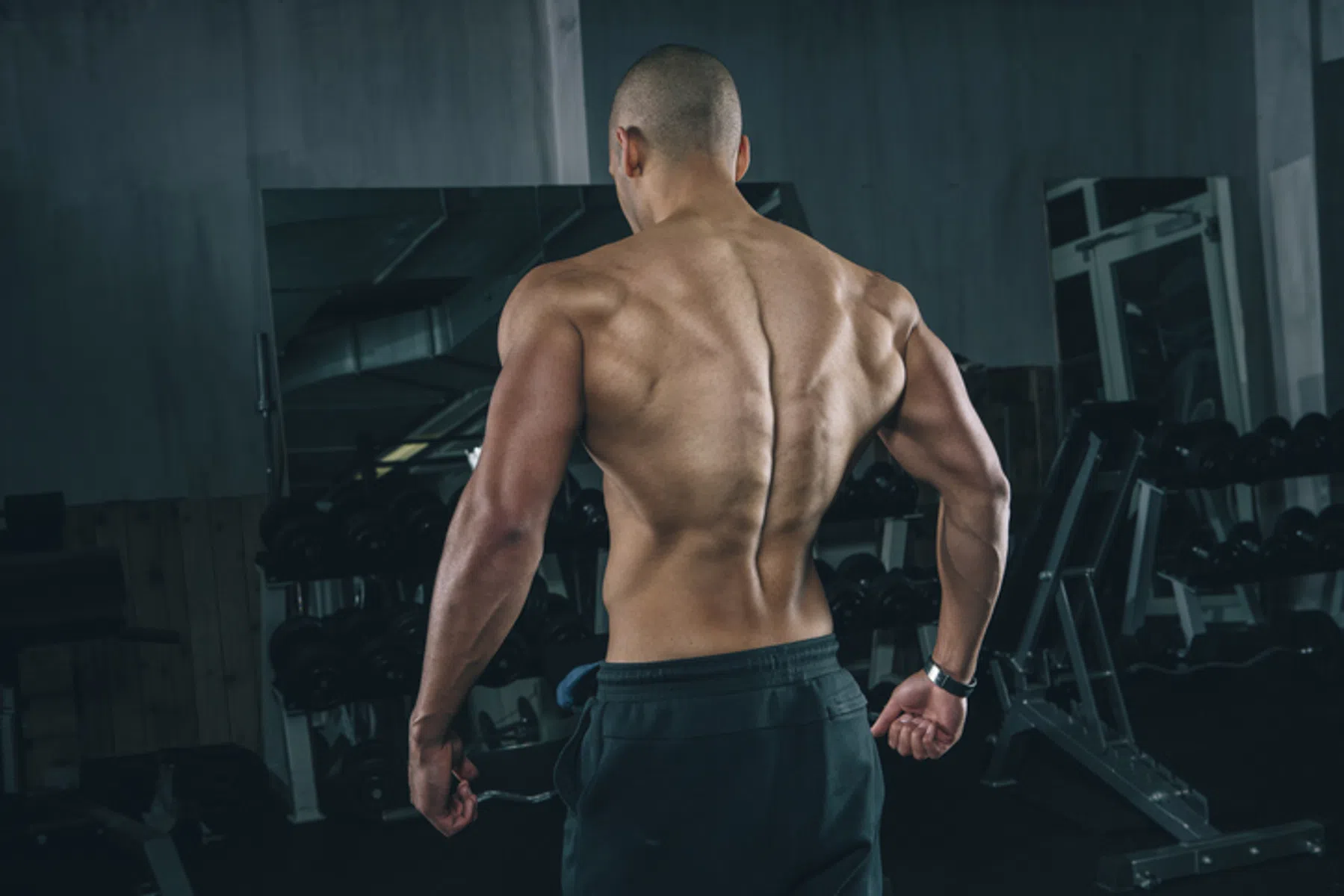 Trek je rug helemaal leeg met de incline dumbbell row