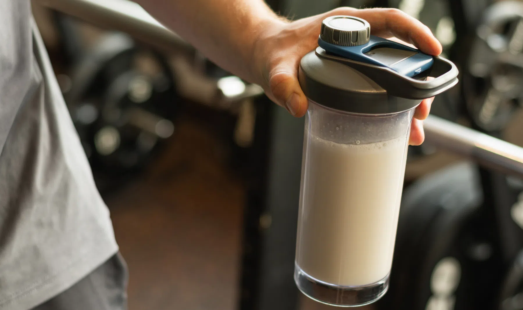 Kun je een eiwitshake het beste voor of na het sporten drinken?