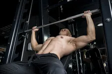 Thumbnail for article: 1 machine, alle spieren: de beste oefeningen op de Smith machine