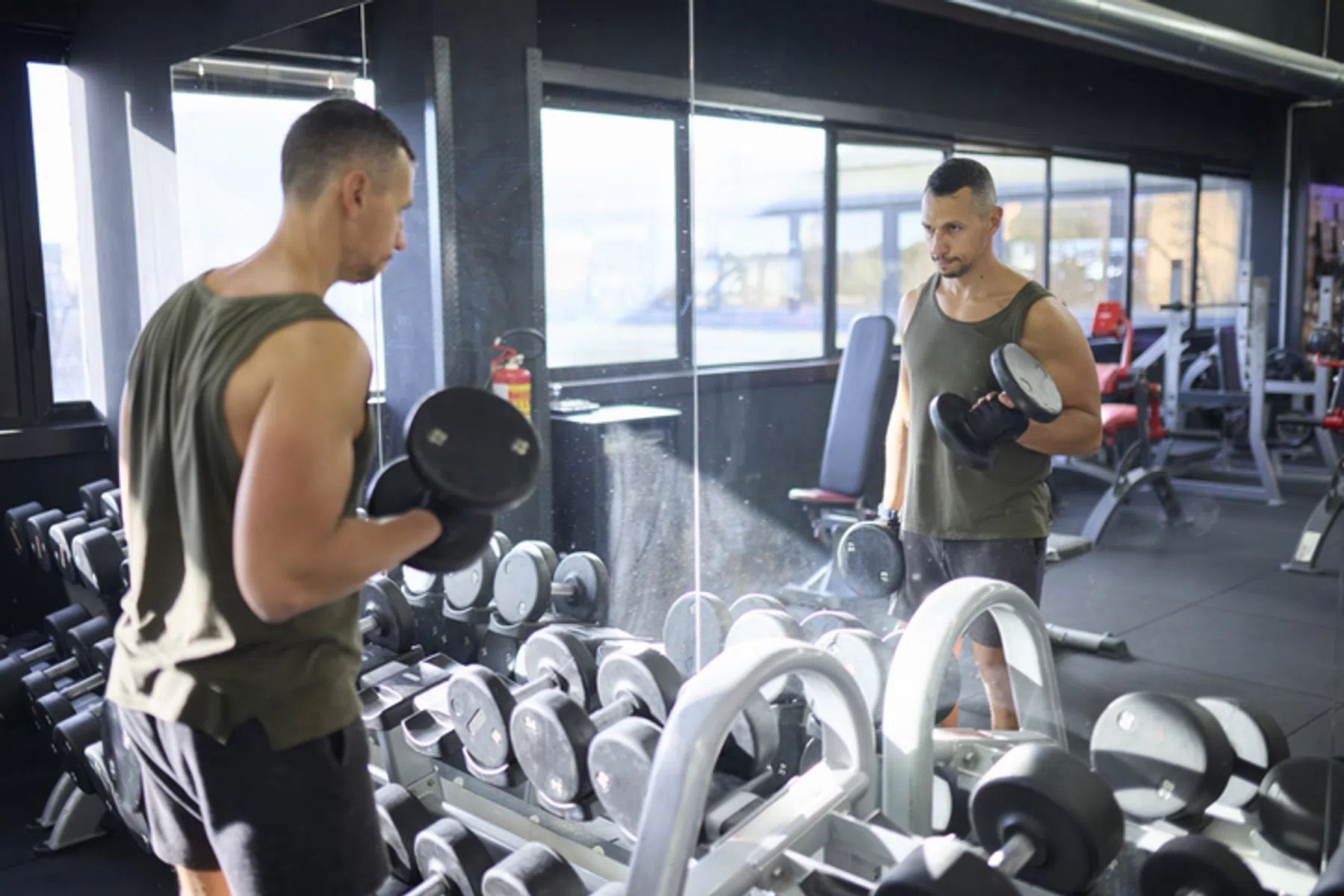 De partypump: 7 dumbbell oefeningen voor een opgepompt bovenlijf