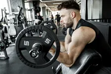 Thumbnail for article: Iedereen doet dit, maar ‘het helpt niets voor spiergroei’