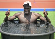 Thumbnail for article: IJsbad bij -50 Celsius: deze 60 jarige man zweert erbij