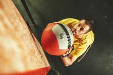 Thumbnail for article: De magie van wallballs: squat en overhead press in één