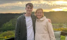 Thumbnail for article: Chris loopt marathon op sokken voor Alzheimercentrum 'Het is géén ouderdomsziekte'